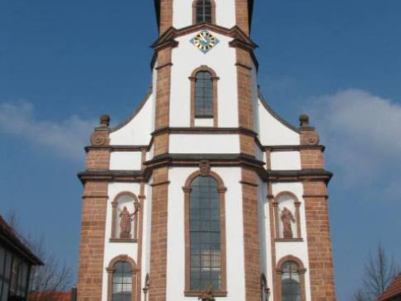 Auf dem Kirchplatz - rechts geht´s zum Bildungshaus